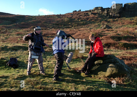 BBC Countryfile Moderator Adam Henson und TV Crew bei Kuh und Kalb Felsen, Ilkley Moor, Yorkshire Stockfoto