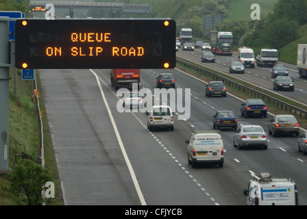 Matrix Zeichen auf der M1 in Sheffield Beratung Autofahrer der Warteschlange auf der Zufahrtsstraße Stockfoto