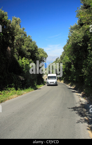 Auto Klettern steile Straße hinauf auf der Halbinsel Peljesac, Kroatien Stockfoto