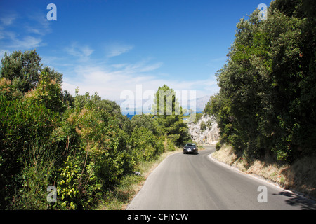 Auto Klettern steile Straße hinauf auf der Halbinsel Peljesac, Kroatien Stockfoto