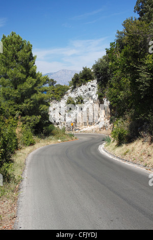 Kurvenreiche Straße auf der Halbinsel Peljesac, Kroatien Stockfoto