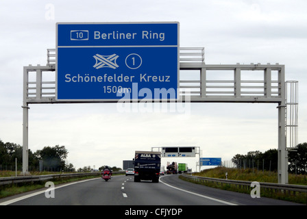 Autobahn vor den Schoenefelder Kreuz in Richtung Flughafen BBI in Schönefeld. Stockfoto