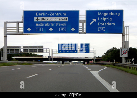 Autobahn vor den Schoenefelder Kreuz in Richtung Flughafen BBI in Schönefeld. Stockfoto