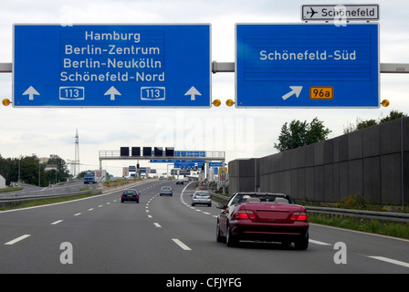 Autobahn vor den Schoenefelder Kreuz in Richtung Flughafen BBI in Schönefeld. Stockfoto