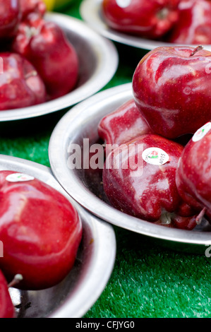 Äpfel in Schalen Stockfoto