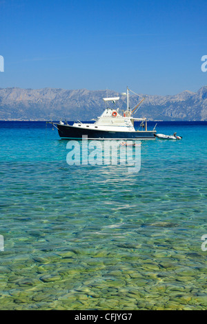 Motorboot vor Anker in der Bucht Divna, Halbinsel Peljesac, Kroatien Stockfoto