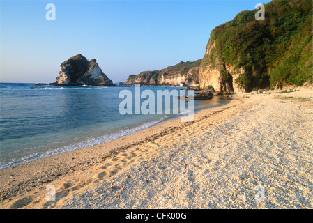 Bird Island Beach, Kalksteinfelsen und Bird Island (Isla Maigo Fahang); Saipan, Nördliche Marianen. Stockfoto