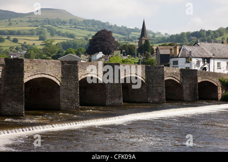 Ansicht von Crickhowell mit der gewölbten Lastesel-Brücke über den Fluss Usk in Powys, Wales Stockfoto