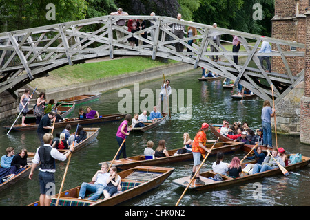 Chaotische Stechkahn fahren auf dem Fluss Cam von der Cambridge University Studenten unter der mathematischen Brücke in Cambridge Stockfoto