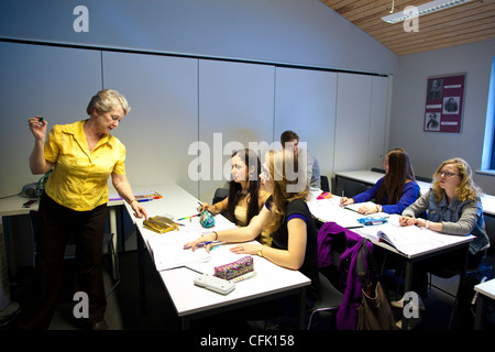 A-Level-Schüler im Klassenzimmer an EF International Academy Oxford, England, UK Stockfoto