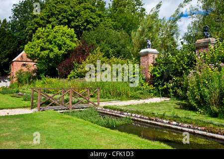 Eine ornamentale Rill und Holzsteg in den englischen Garten der Rasenflächen Landsitz in Berkshire, England, UK Stockfoto