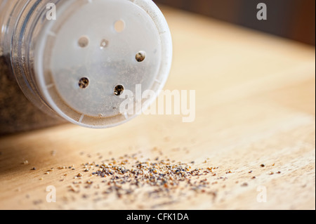 Grob gemahlener schwarzer Pfeffer schwappte eine Tabelle Stockfoto