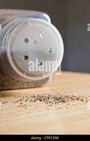 Grob gemahlener schwarzer Pfeffer schwappte eine Tabelle Stockfoto