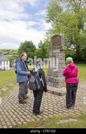 Widecombe-In-The-Moor Zeichen Darstellung Uncle Tom Cobley, einem bekannten Devon Volkslied, Dartmoor, Devon, England, Vereinigtes Königreich Stockfoto