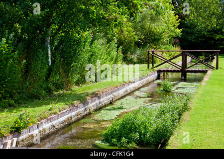 Eine ornamentale Rill und Holzsteg in den englischen Garten der Rasenflächen Landsitz in Berkshire, England, UK Stockfoto