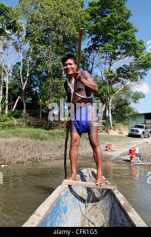 Embera indischer Mann navigiert seinen Kanu auf der Chagres River, Panama Stockfoto