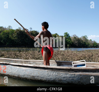 Junge Embera indischer Mann navigiert seinen Kanu auf der Chagres River, Panama Stockfoto