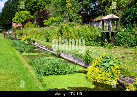 Eine ornamentale Rill und Holzsteg in den englischen Garten der Rasenflächen Landsitz in Berkshire, England, UK Stockfoto