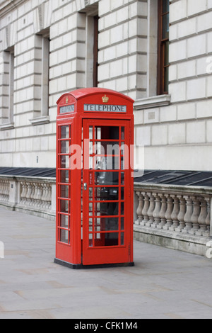 Rote Telefonzelle auf den Straßen von London England Stockfoto