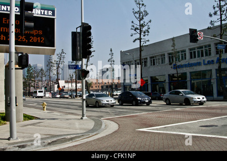 Autos am Signal warten in der Nähe von dem Convention Center, Los Angeles, Kalifornien Stockfoto