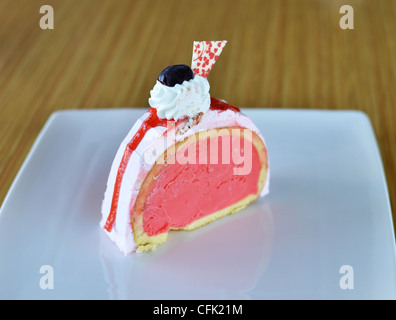 Erdbeer Eis Kuchen mit Schlagsahne Stockfoto