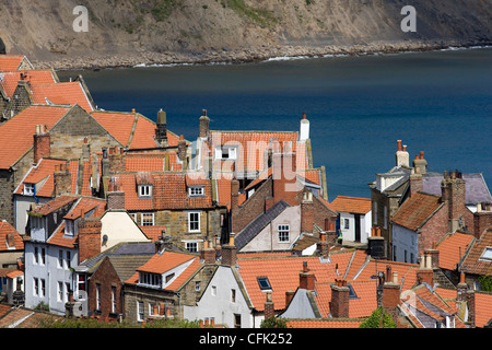 Blick über die Küste von Robin Hood's Bay in North Yorkshire Stockfoto