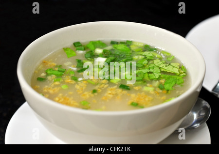 Reis-Suppe mit Hackfleisch Schweinefleisch und Gemüse Stockfoto