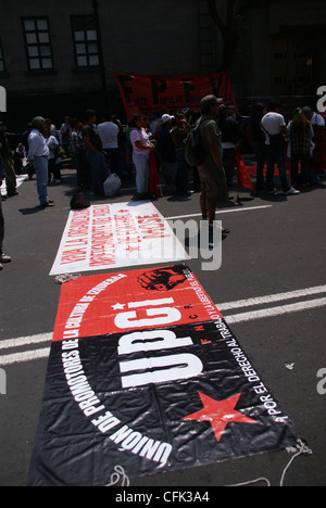 Mexiko-Stadt - SEP 4, 2008 - Protest-Literatur und Fotos auf Straße, linke Demonstration, Mexiko-Stadt Stockfoto