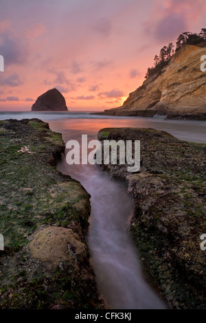 Haystack Rock und Cape Kiwanda in Pacific City entlang der Küste von Oregon bei Sonnenuntergang. Fallen. USA Stockfoto