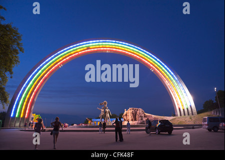 Rainbow Arch, Freundschaft der Nationen Denkmal, Kiew, Ukraine, Europa. Stockfoto