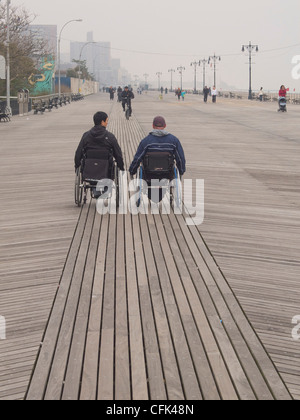 paar im Rollstuhl auf Coney Island Promenade Stockfoto