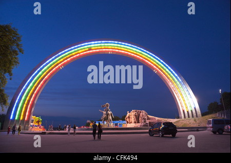 Rainbow Arch, Freundschaft der Nationen Denkmal, Kiew, Ukraine, Europa. Stockfoto