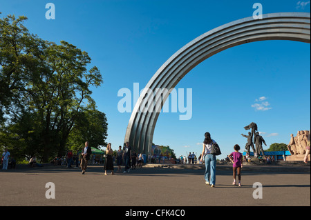 Rainbow Arch, Freundschaft der Nationen Denkmal, Kiew, Ukraine, Europa. Stockfoto