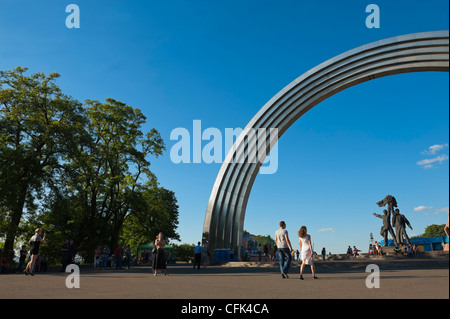 Rainbow Arch, Freundschaft der Nationen Denkmal, Kiew, Ukraine, Europa. Stockfoto