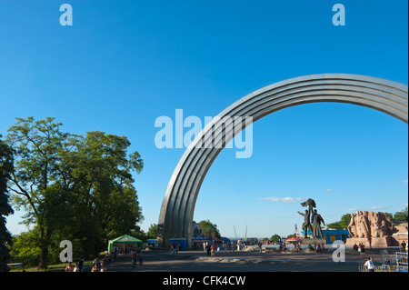 Rainbow Arch, Freundschaft der Nationen Denkmal, Kiew, Ukraine, Europa. Stockfoto