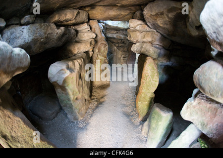 Grabkammern im Inneren der Jungsteinzeit gekammert Dolmen von West Kennet Long Barrow in Wiltshire Stockfoto