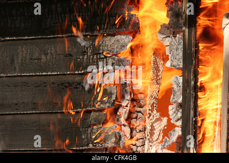 Abstellgleis und Fenster Holzrahmen auf Feuer auf ein Wohnhaus Stockfoto