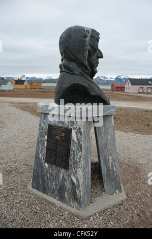 Eine Statue des berühmten norwegischen Entdeckers, Roald Amundsen in NY Alesund, Spitzbergen. Stockfoto
