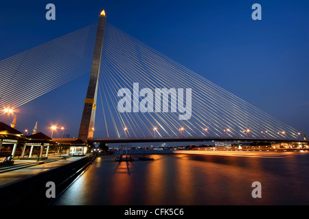 Blaue Stunde in Rama-VIII-Brücke | Bangkok Stockfoto