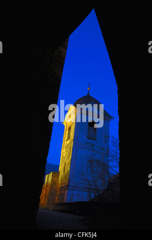 Turm in der Nacht, Convento Sabiona, Klausen, Italien. Stockfoto