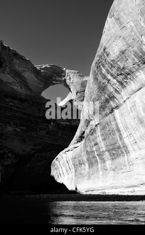 Schwarzen & weiße Bild von Stevens Bogen hoch an der Wand oben Escalante River, Utah. Stockfoto