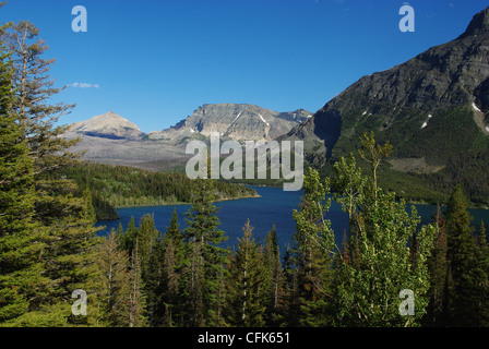 Wälder und Rocky Mountains rund um St. Mary Lake, Glacier National Park, Montana Stockfoto