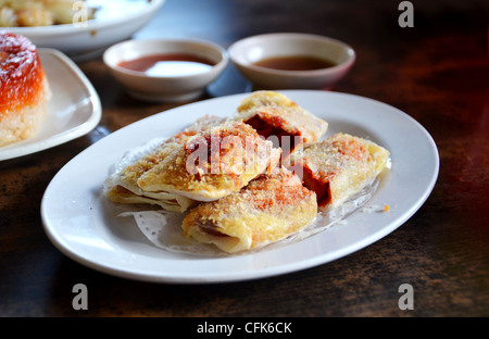 Papier eingewickelt Curry Huhn: Chinesisches Essen Stockfoto