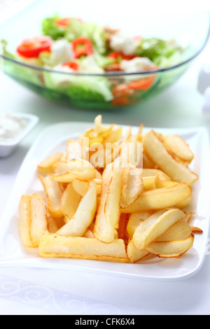 Gebackene Kartoffeln mit Dip und Gemüsesalat mit Thunfisch Stockfoto