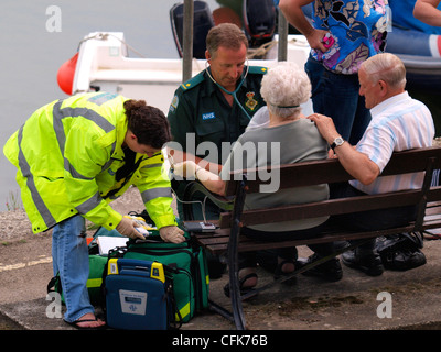 Sanitäter in Aktion, Padstow, Cornwall, Großbritannien Stockfoto