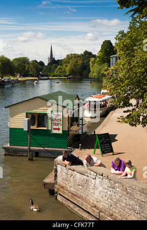 Warwickshire, Stratford on Avon, Sommergäste am Ufer des Flusses Avon durch die Stadt Stockfoto