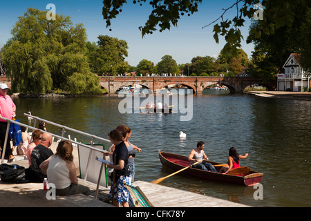 Warwickshire, Stratford on Avon, Besucher im Sommer Bootfahren am Fluss Avon Stockfoto