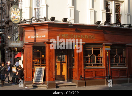 Der Chandos-Pub aus St Martins Place London Stockfoto