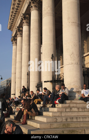 Touristen auf Stufen des St Martin im Londoner Kirche Felder Stockfoto