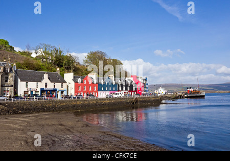 Meer-Fassade von der kleinen Stadt Tobermory auf der Insel Mull im westlichen Schottland mit Paddel-Dampfer Waverley am Pier. Stockfoto